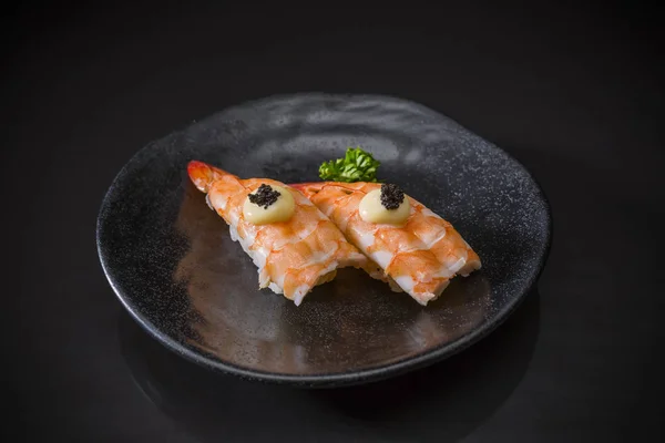海老にぎり 海老寿司 寿司バー メニュー 寿司海老 セラミック皿は 伝統的な日本食日本食スタイル 黒の背景に海老寿司メニューは日本語の選択と集中 — ストック写真