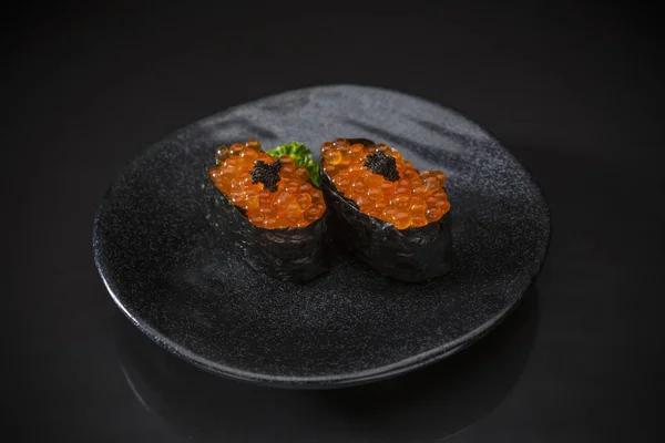 Ikura Nigiri Lazac Tojás Sushi Bár Étlapról Sushi Kerámia Edény — Stock Fotó