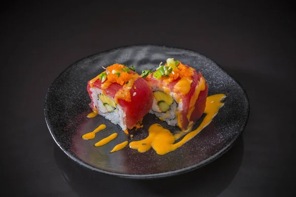 Tonijn Rollen Met Pikante Saus Geserveerd Traditionele Japanse Gerechten Keramische — Stockfoto