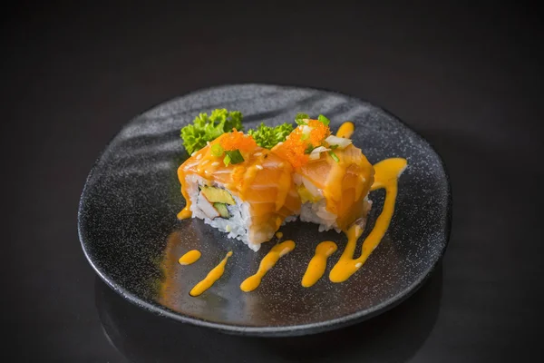 Zalm Roll Met Pikante Saus Geserveerd Traditionele Japanse Gerechten Keramische — Stockfoto