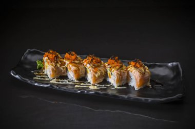 Kaz ciğeri rulo ve tatlı sos seramik tabak üzerinde geleneksel Japon yemekleri servis somon Roll tepesinde, Japon yemekleri stil, Sushi Menüsü, somon suşi rulo siyah arka plan üzerine, seçici odak