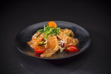 Baharatlı sos, Japon yemekleri, fuision gıda, seçici odak ile somon baharatlı salata, somon balığı