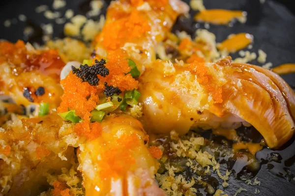 Lososí Nigiri Sushi Losos Spálil Korunovaný Krevety Vejce Tempura Podávané — Stock fotografie