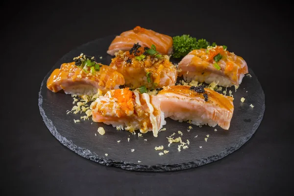 Lachs Nigiri Sushi Lachs Gebrannt Und Garniert Mit Garnelen Eiern — Stockfoto