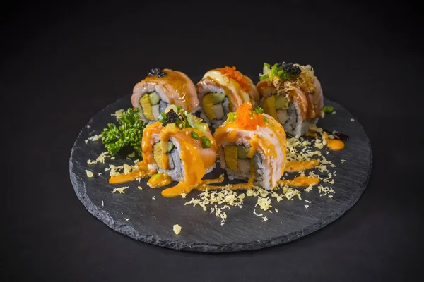 Lachs Wagyu Rolle Mit Kaviar Auf Traditionellem Japanischem Essen Japanischem — Stockfoto