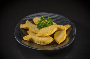 Asya gıda, kızarmış tofu siyah arka plan, Japon geleneksel yemekleri üzerine balık