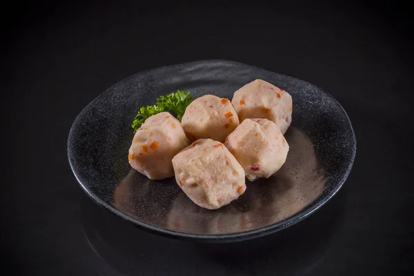 Sukiyaki Asiatisches Essen Garnelenbällchen Auf Schwarzem Hintergrund Traditionelles Japanisches Essen — Stockfoto