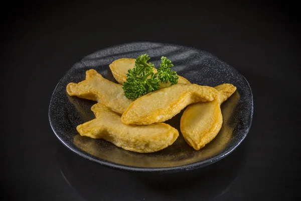 Aziatisch Eten Gebakken Vis Tofu Zwarte Achtergrond Japanse Traditionele Gerechten — Stockfoto