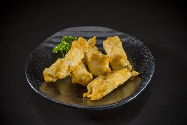 Comida Asiática Tofu Pescado Frito Sobre Fondo Negro Comida Tradicional —  Fotos de Stock