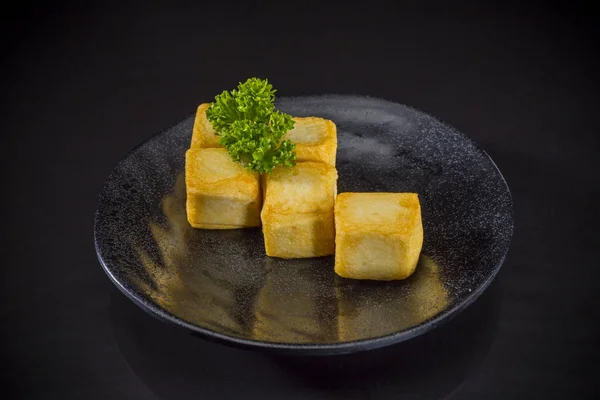 Asiatisches Essen Gebratener Fischtofu Auf Schwarzem Hintergrund Traditionelles Japanisches Essen — Stockfoto