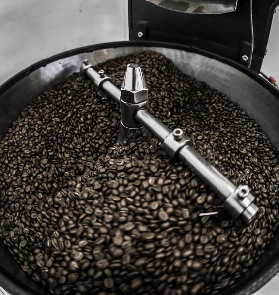 Machine for roasting coffee beans in moving process