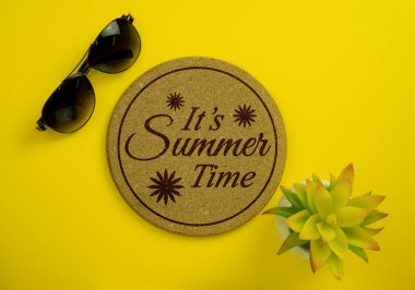 Yaz zamanı geldi. Mantar pano, güneş gözlüğü ve sarı zemin üzerine saksı bitki.