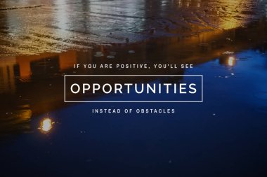Motivasyon ve Inspirational alıntı. Bina kendi kendine yardım bilgelik alıntı ile yağmurlu dusk üzerinde yansıma birikintisi.