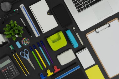 Birden çok Kırtasiye ve ofis ve okul için aygıt. Üstten görünüm düz ofis tedarik kopya alanı ile yatıyordu..