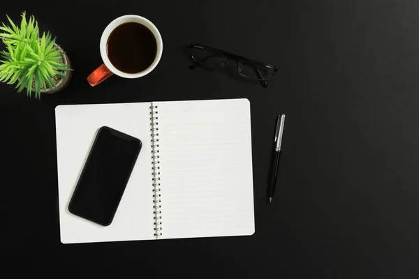 Meja Kerja Meja Dengan Notebook Telepon Pintar Pena Kopi Kacamata — Stok Foto