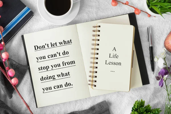 Motivasyon ve Inspirational alıntı. Kendi kendine yardım teklif. Defter kalem üzerinde alıntı ile rahat beyaz masa örtüsü ile. Nostalji düz yatıyordu.