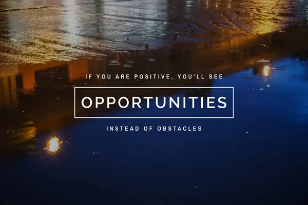Motivasyon ve Inspirational alıntı. Bina kendi kendine yardım bilgelik alıntı ile yağmurlu dusk üzerinde yansıma birikintisi.