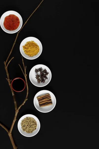 เคร องเทศเอเช นไพร และส วนประกอบการท าอาหารบนพ นหล — ภาพถ่ายสต็อก