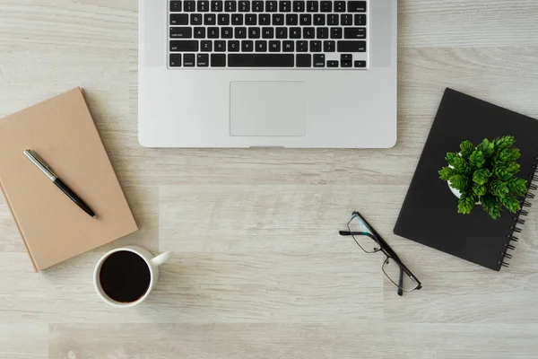 Laptop Dan Notebook Dengan Latar Belakang Kayu Pagi Pedesaan Kantor — Stok Foto