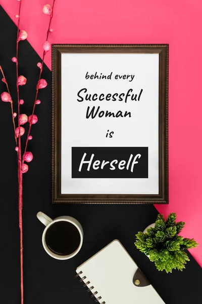 木框架与激励和鼓舞人心的智慧引述粉红色和黑色背景 每个成功的女人背后都是自己 — 图库照片