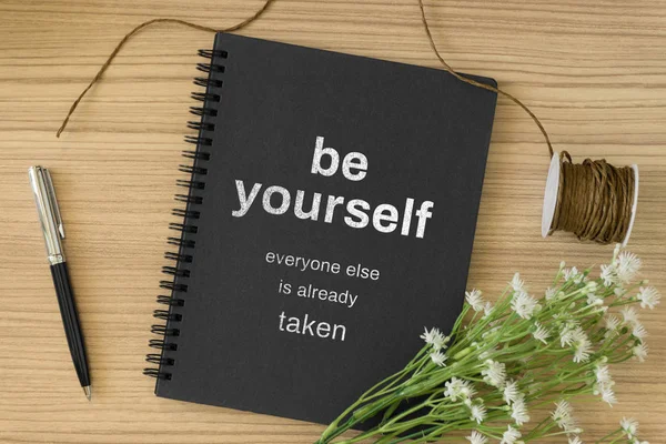 Motivasyon ve ilham verici bilgelik alıntı adresinden ahşap resepsiyon ile defter. Kendin ol, herkes zaten alınır.