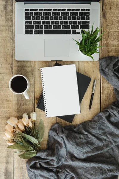 Laptop ile defter ve kahve Kupası rustik eski ahşap arka plan üzerinde.