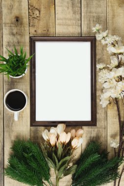 Ahşap fotoğraf çerçevesi ve çiçek dekorasyon ahşap arka plan üzerinde kahve. Rustik nostalji düz yatıyordu.