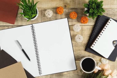 Not defteri, günlük ve kahve ahşap arka plan üzerinde çiçek dekorasyonu ile. Rustik nostalji düz yatıyordu.