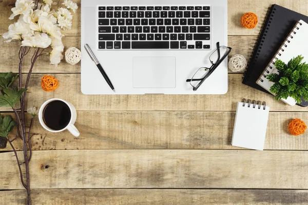 Laptop Notebook Buku Harian Dan Kopi Dengan Dekorasi Bunga Pada — Stok Foto