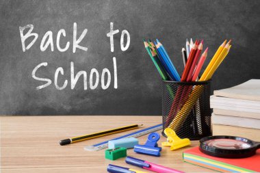 Blackboard ile birden çok ileti örneği öğe ahşap masa üstünde yazılı okula dönüş.