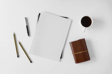 Boş beyaz kağıt ve beyaz arka plan üzerinde kahve fincanı.