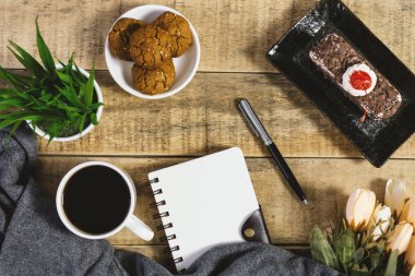 Günlüğü, kurabiye ve kahve rustik ahşap üzerine. Düz yatıyordu.