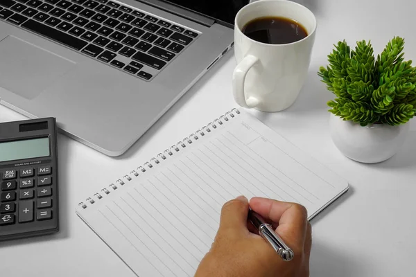 Eli kalem tutan ve defter üzerinde yazma. Metin kopya alanı.