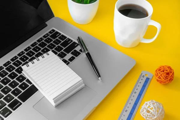 Laptop Dan Notebook Kecil Meja Kerja Kuning Elegan Minimal Area — Stok Foto