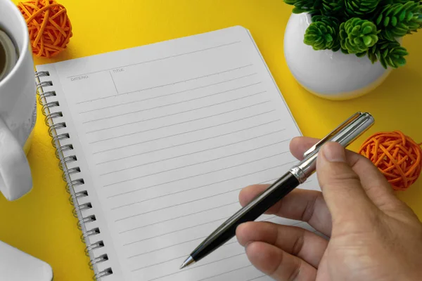 Tangan Memegang Pena Notebook Merenungkan Dan Berpikir Untuk Ide Segar — Stok Foto