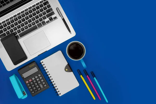 Escritório Espaço Trabalho Laptop Celular Notebook Calculadora Café Fundo Azul — Fotografia de Stock
