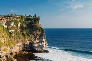 Uluwatu Tapınağı'ndaki uçurum, Bali Endonezya.
