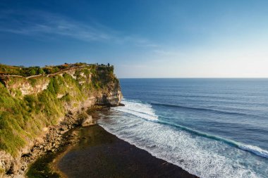 Uluwatu Tapınağı'ndaki uçurum, Bali Endonezya.