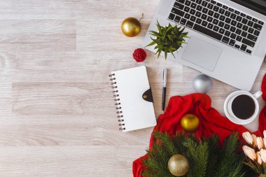 Ahşap masa üzerinde süs topları ile Dizüstü bilgisayar ve not defteri. Ofis ta