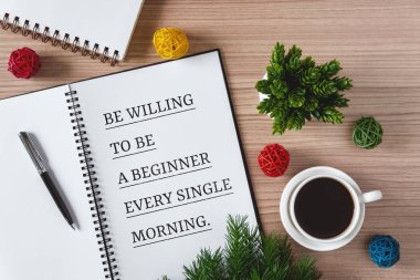 Notepad'de ilham verici ve motivasyon lu yaşam teklifi - İstekli olun 