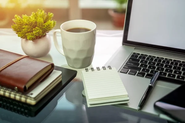 Laptop, kopi dan buku di atas meja . — Stok Foto