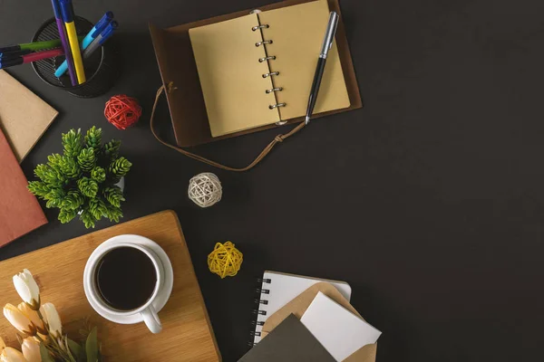 Catatan pedesaan, pulpen dan kopi dengan latar belakang hitam. Meja kantor yang dingin dan tenang masih hidup . — Stok Foto