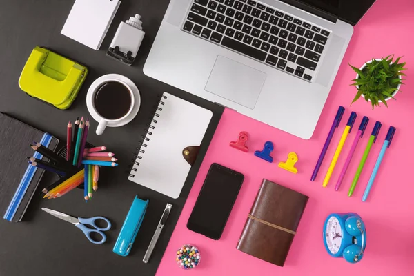 Офисные принадлежности, ноутбук и кофе на черном и розовом бэкгро — стоковое фото