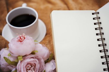 Battaniye üzerine Defter, Çiçek ve Kahve Fincanı