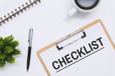 Beyaz Masa üzerinde Pano üzerinde Checklist Word.