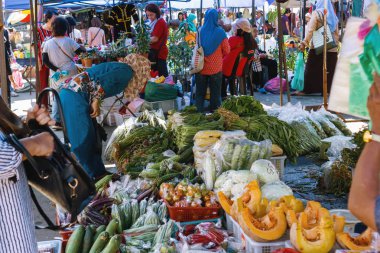 Tamu Tuaran Street Market'te Çeşitli Sebze seçenekleri