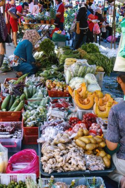 Tamu Tuaran Street Market'te Çeşitli Sebze seçenekleri