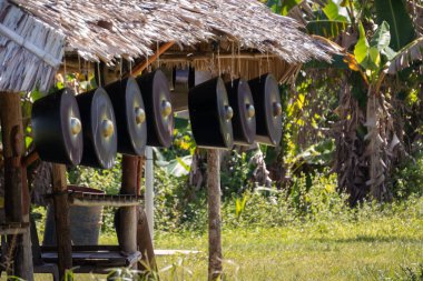 Geleneksel Bornean Gong Bir Hut Asılı