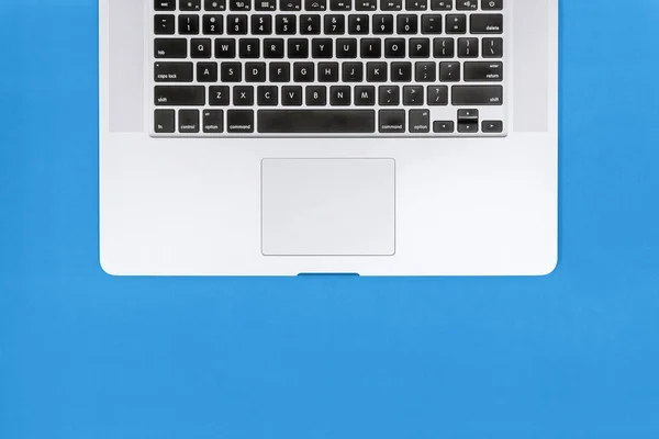 Tutup Papan Ketik Laptop pada Latar Belakang Biru — Stok Foto