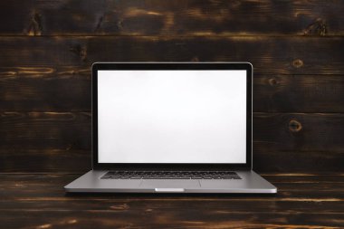 Rustik Ahşap Arka Plana Karşı Boş Beyaz Ekranlı Dizüstü Bilgisayar.